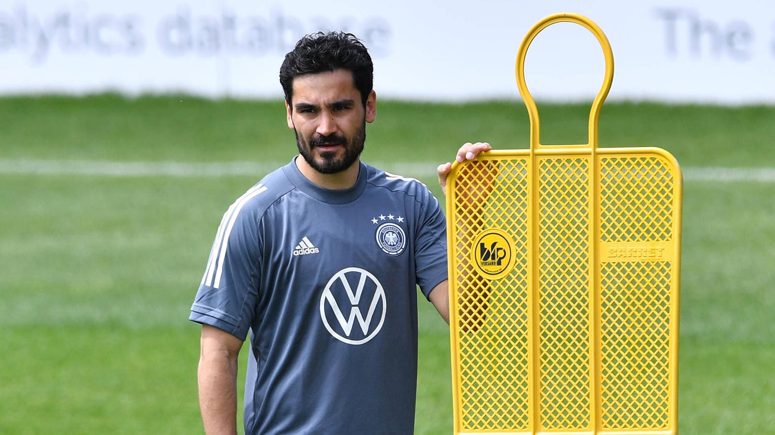 Ilkay Gündogan: Der deutsche Nationalspieler hat sich an seine fußballerischen Wurzeln erinnert und seinem Heimatverein einen Kunstrasenplatz spendiert.