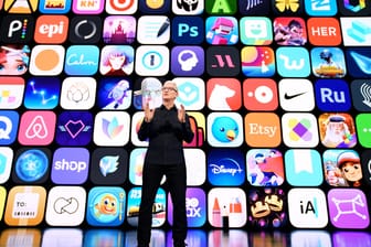 Apple-Chef Tim Cook eröffnet die Online-Entwicklerkonferenz WWDC: Im Herbst wird das neue iPhone-Betriebssystem iOS 15 veröffentlicht.