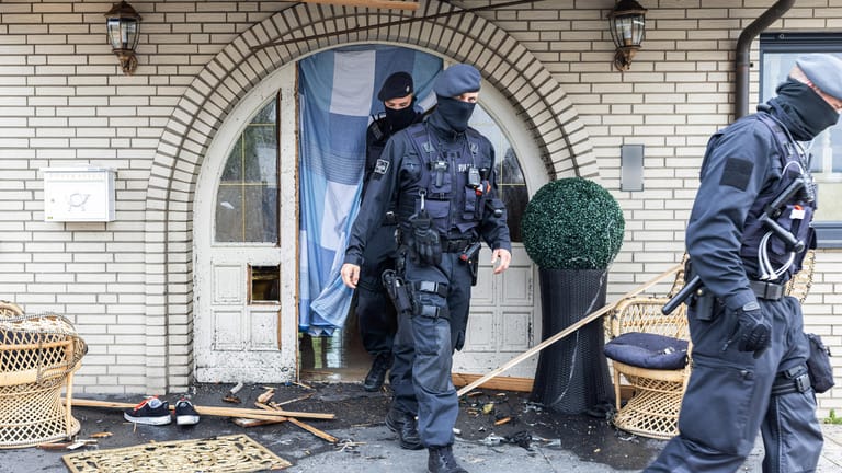 Polizisten verlassen eine Villa in Leverkusen: Bei Ermittlungen gegen Clankriminalität durchsuchten Spezialkräfte der Polizei am 8. Juni rund 30 Objekte in Nordrhein-Westfalen.