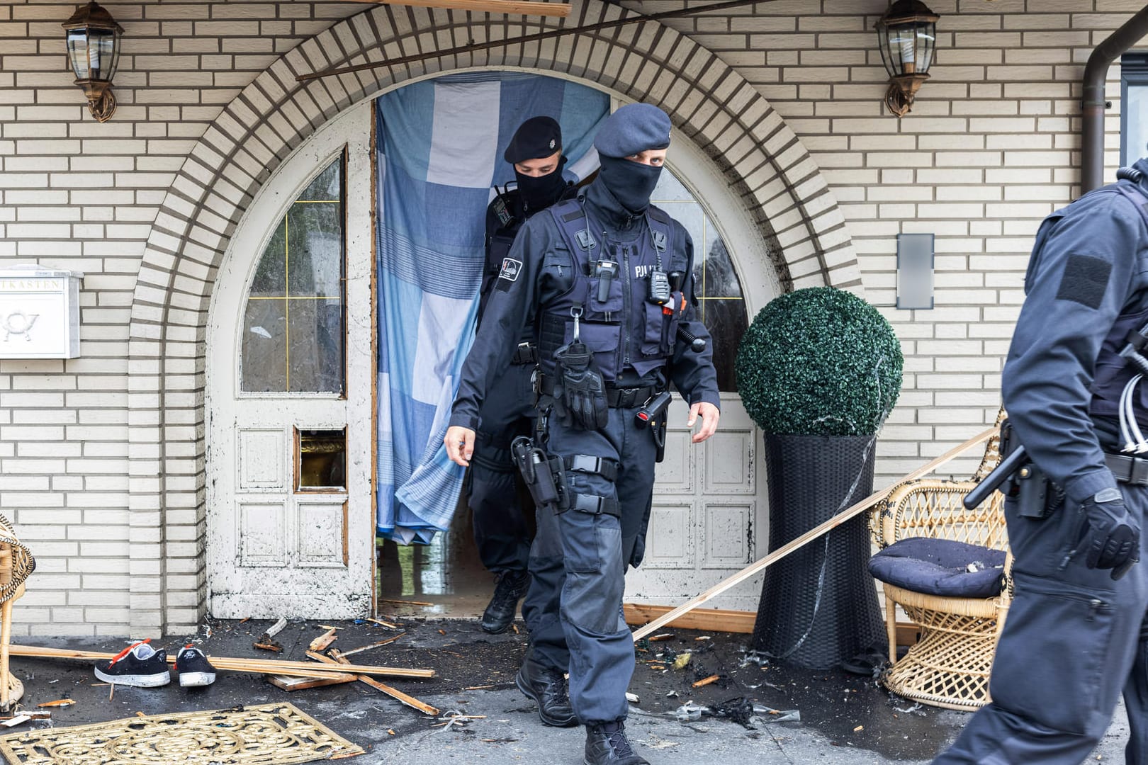 Polizisten verlassen eine Villa in Leverkusen: Bei Ermittlungen gegen Clankriminalität durchsuchten Spezialkräfte der Polizei am 8. Juni rund 30 Objekte in Nordrhein-Westfalen.