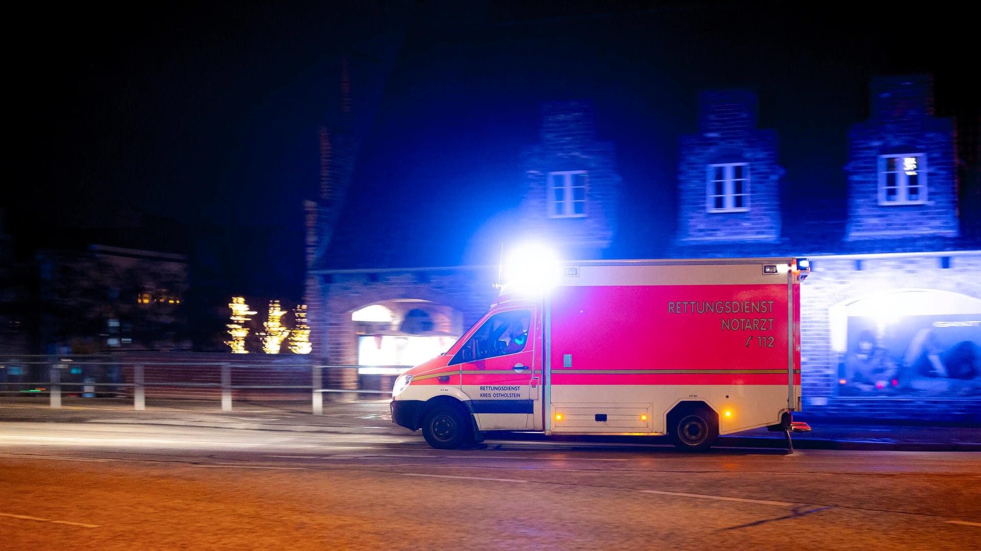Ein Rettungswagen ist mit Blaulicht unterwegs (Symbolbild): Der Autofahrer wurde schwer verletzt, war eingeklemmt und verstarb noch an der Unfallstelle. Ein Rettungswagen ist mit Blaulicht unterwegs (Symbolbild): Der Autofahrer wurde schwer verletzt, war eingeklemmt und verstarb noch an der Unfallstelle.