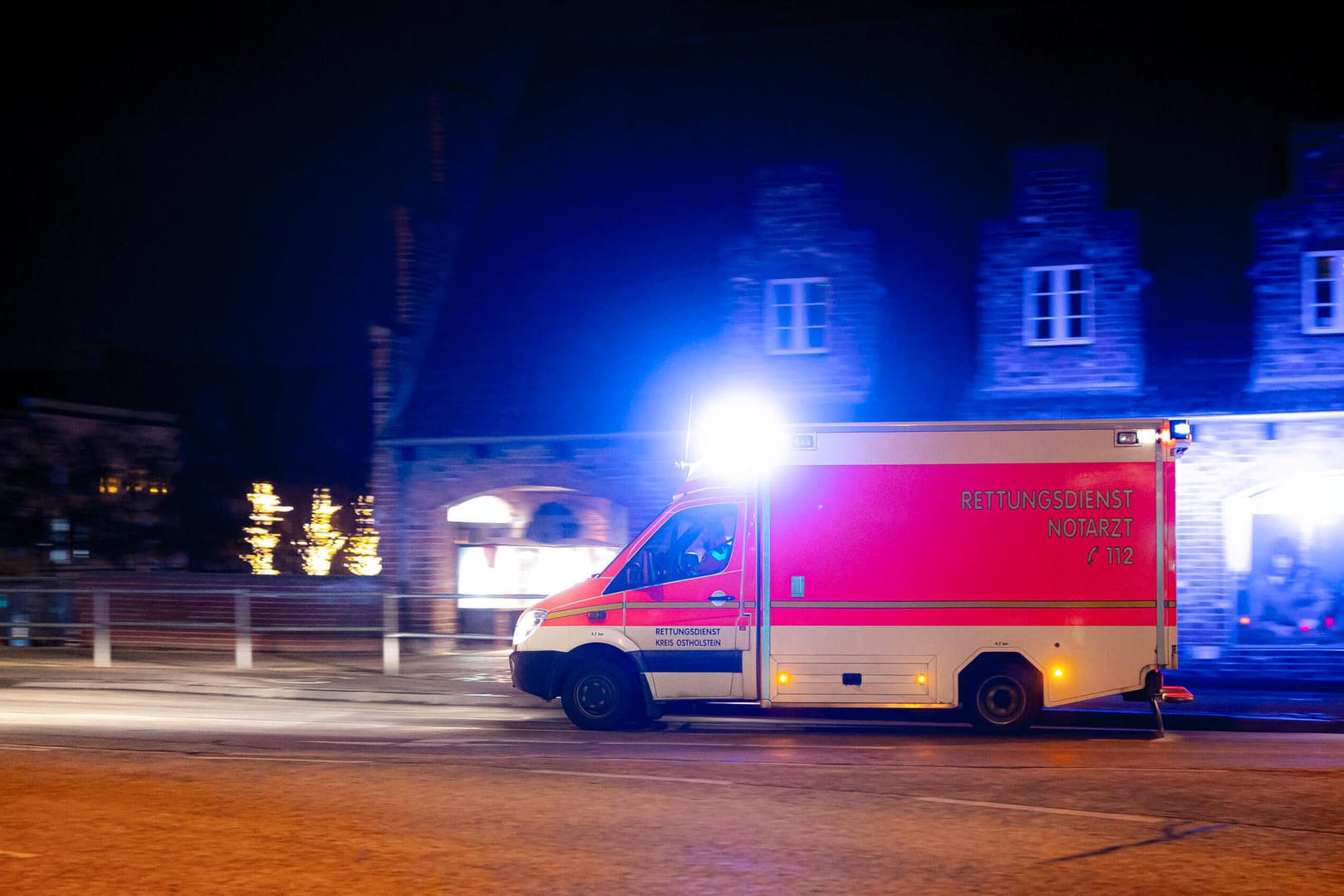 Ein Rettungswagen ist mit Blaulicht unterwegs (Symbolbild): Der Autofahrer wurde schwer verletzt, war eingeklemmt und verstarb noch an der Unfallstelle.