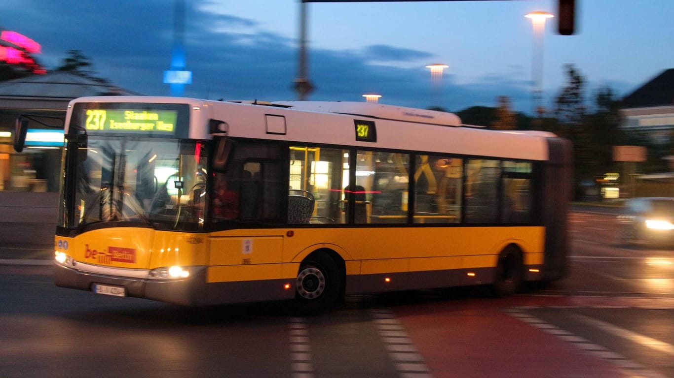 Ein Bus der Berliner Verkehrsbetriebe (BVG) (Symbolbild): Die Einsatzkräfte suchten sich ein unauffälliges Einsatzfahrzeug aus.