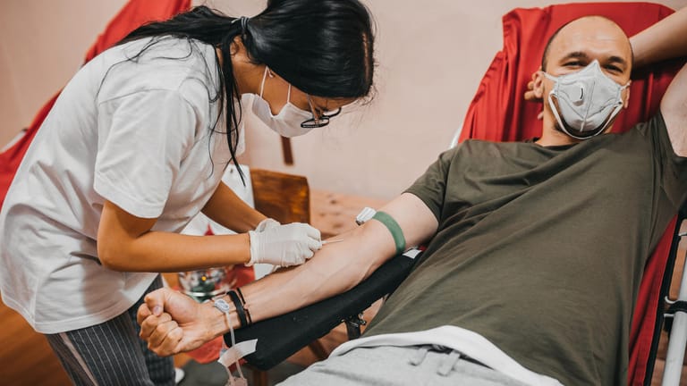 Blutspende: Um die Versorgung schwerkranker Patienten zu gewährleisten, müssen an jedem Werktag in Deutschland mindestens 15.000 Blutspenden gewonnen werden.