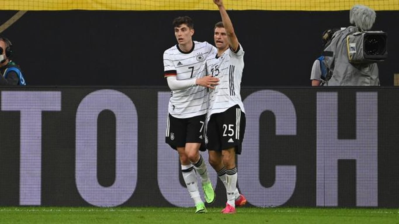 Kai Havertz (l) und Thomas Müller feiern das 4:0.