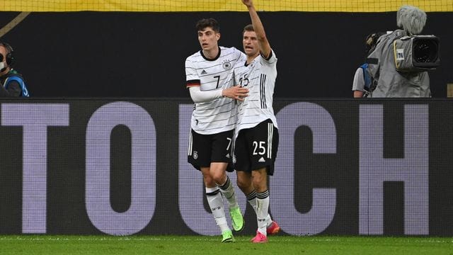 Kai Havertz (l) und Thomas Müller feiern das 4:0.