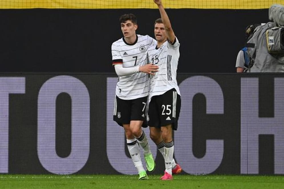 Kai Havertz (l) und Thomas Müller feiern das 4:0.