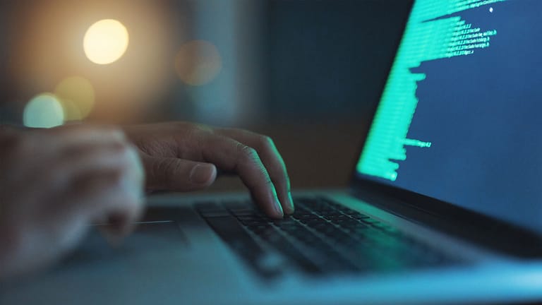 Ein Mann an einem Rechner (Symbolbild): Das Versandhaus Pearl meldete einen "Hackerangriff".