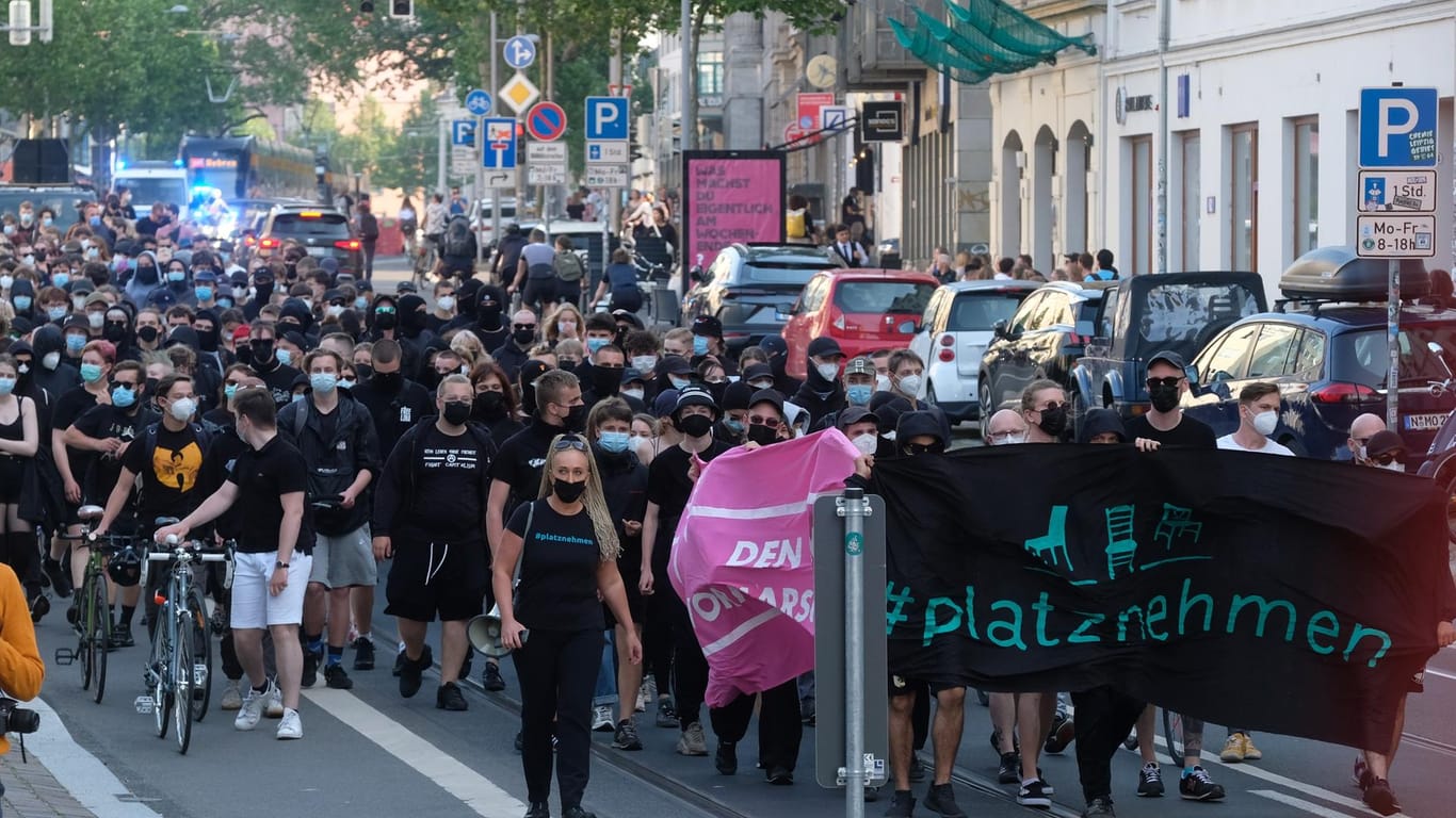 Teilnehmer der linken Demonstration gehen eine Straße entlang: Das Bündnis "Leipzig nimmt Platz" hatte zu der Versammlung aufgerufen.