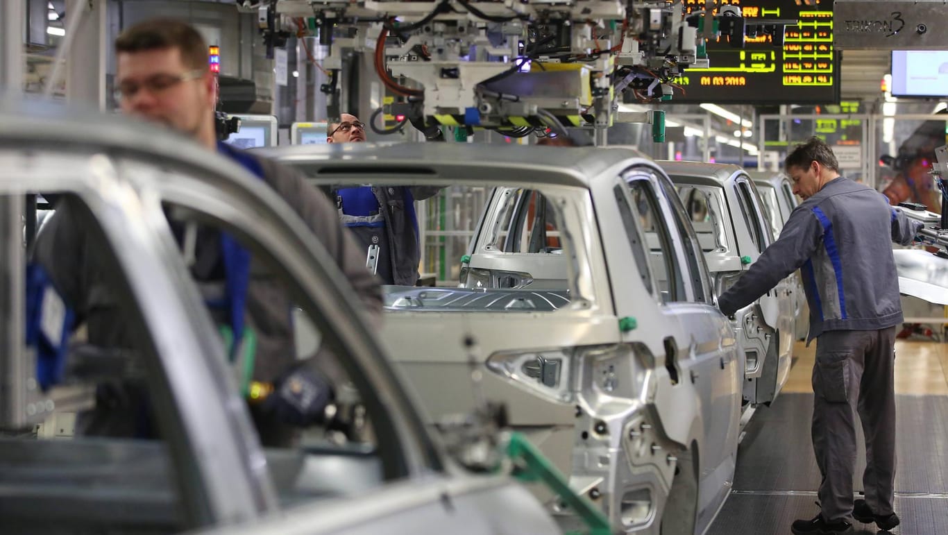 Produktionsreihe bei Volkswagen in Wolfsburg (Symbolbild): Vor allem die Autoindustrie leidet unter dem Chipmangel.