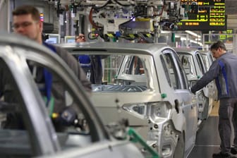 Produktionsreihe bei Volkswagen in Wolfsburg (Symbolbild): Vor allem die Autoindustrie leidet unter dem Chipmangel.