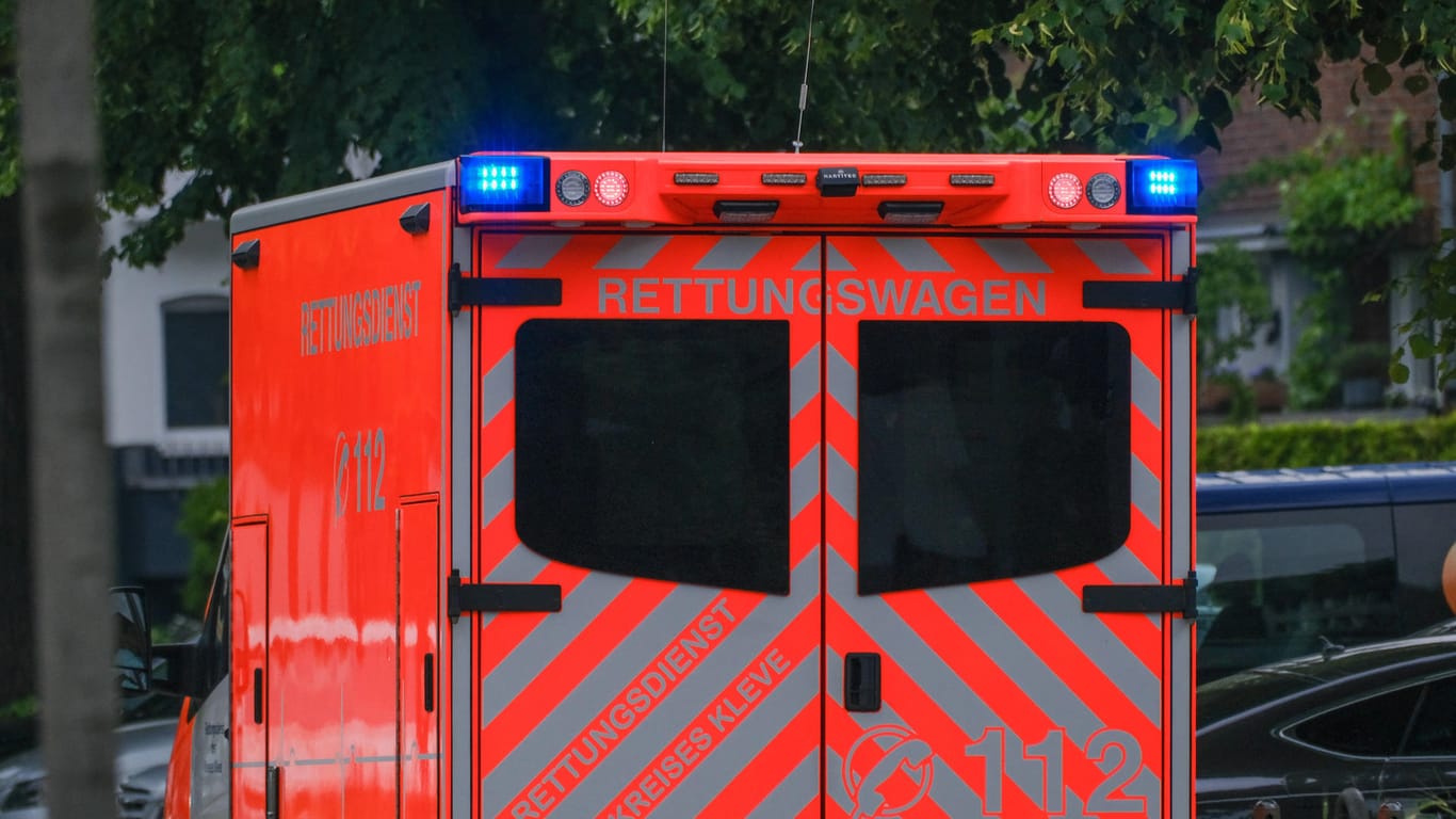 Ein Rettungswagen mit Blaulicht (Symbolbild): Auch die Beifahrerin erlitt Verletzungen.