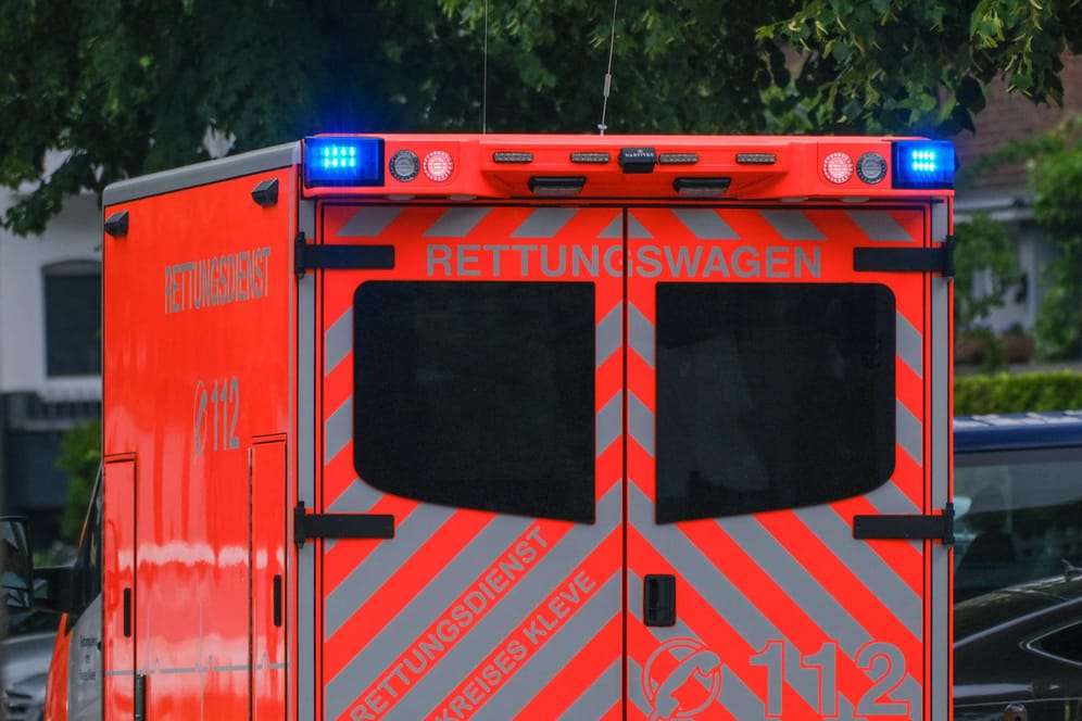 Ein Rettungswagen mit Blaulicht (Symbolbild): Auch die Beifahrerin erlitt Verletzungen.