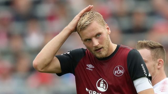 Hanno Behrens fasst sich nach einem Gegentreffer an den Kopf (Archivbild): Der Spieler wechselt nach Rostock. Hanno Behrens fasst sich nach einem Gegentreffer an den Kopf (Archivbild): Der Spieler wechselt nach Rostock.