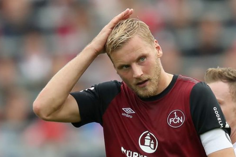 Hanno Behrens fasst sich nach einem Gegentreffer an den Kopf (Archivbild): Der Spieler wechselt nach Rostock.