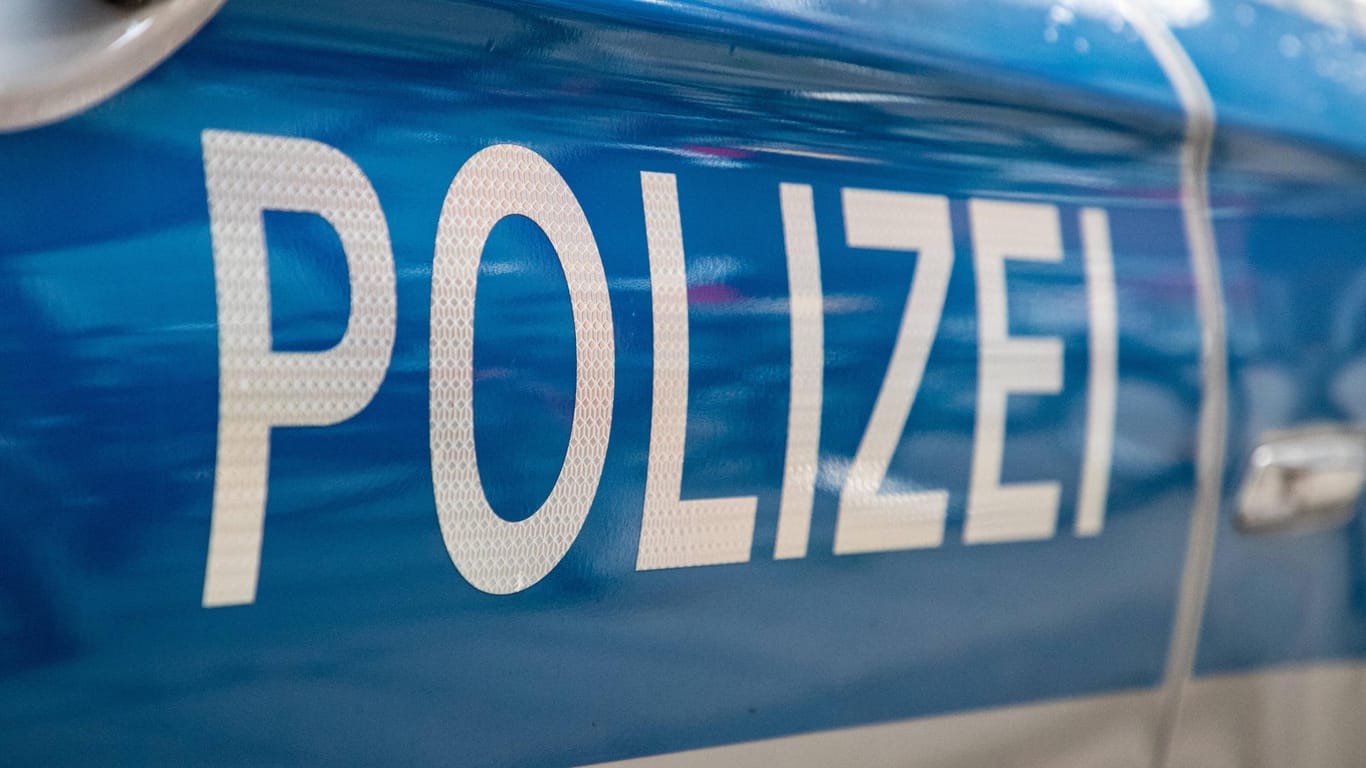 Ein Schriftzug der Polizei am Einsatzwagen (Symbolbild): In Köln hat es möglicherweise einen Überfall gegeben, das oder die Opfer sind aber noch nicht bekannt.
