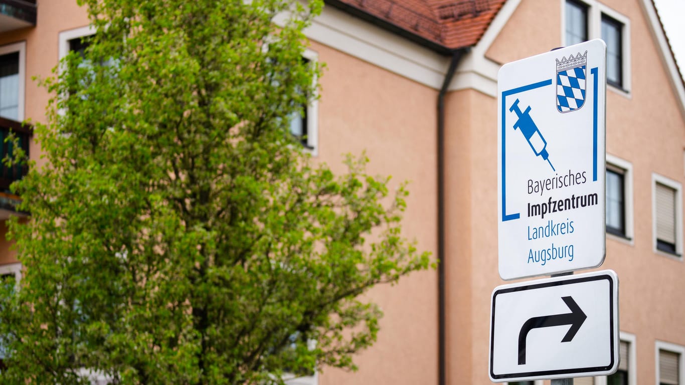 Wegweiser zum Impfzentrum: In Bobingen wurde ein Kind "versehentlich" geimpft.