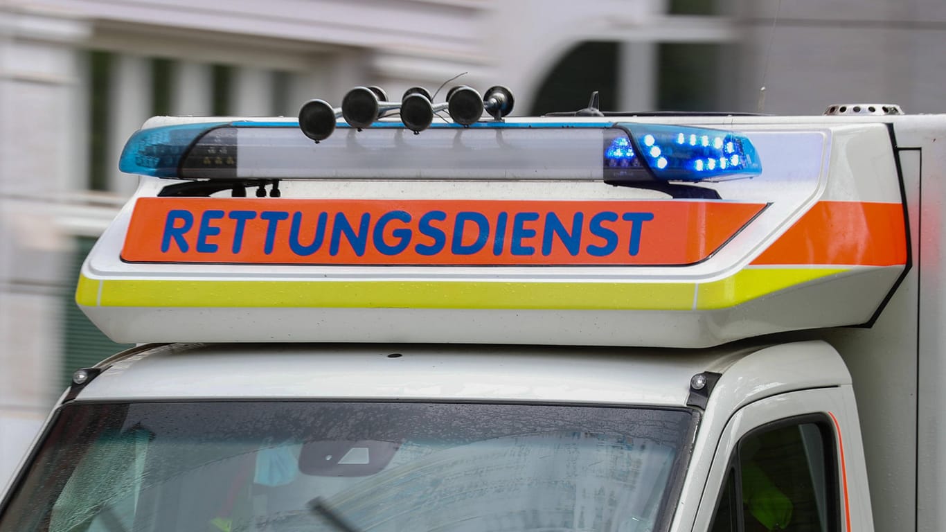 Ein Rettungswagen während der Fahrt (Symbolbild): In Essen ist ein 72-Jähriger verstorben. Er soll seine 84-jährige Lebensgefährtin getötet haben.