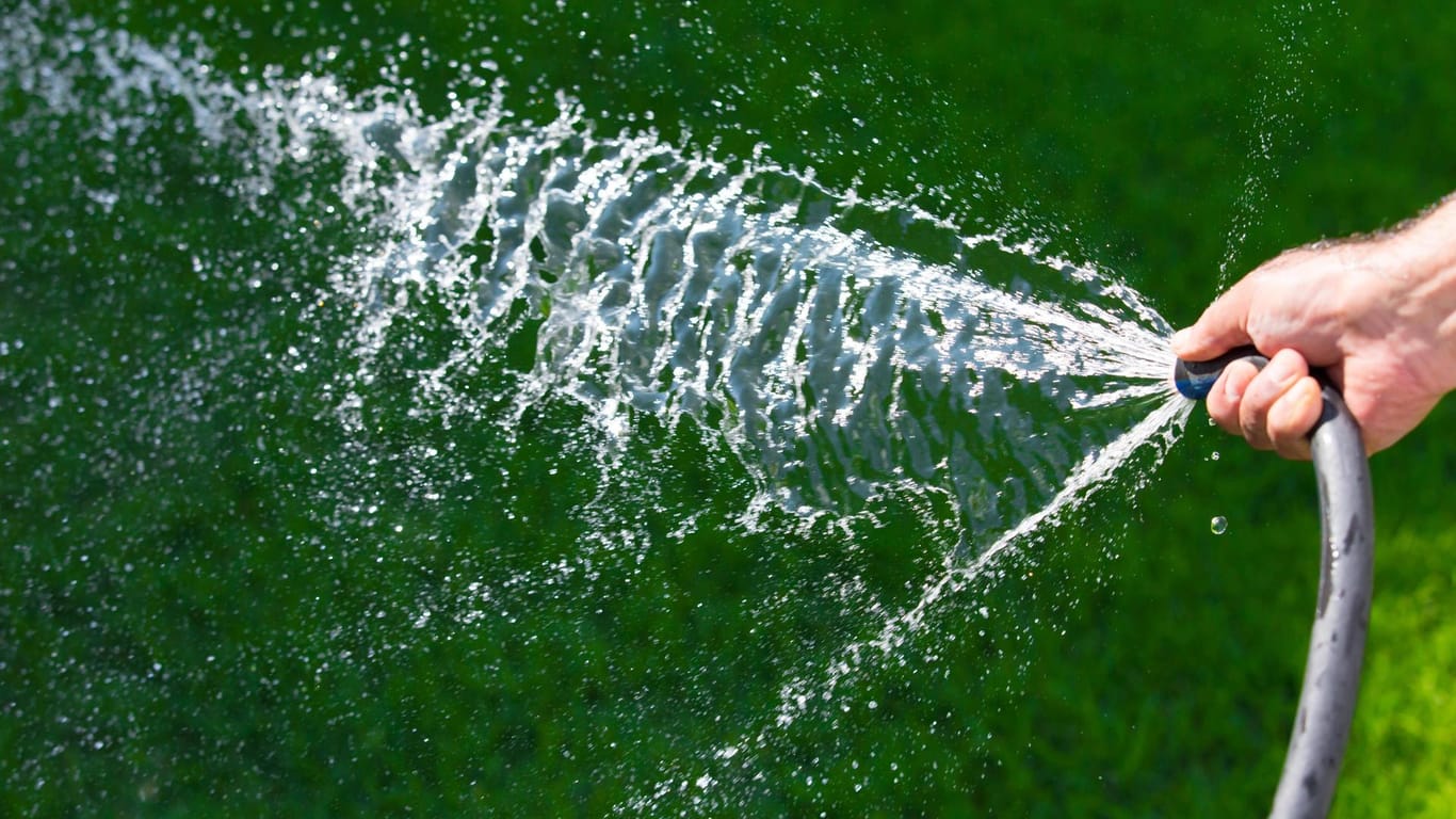 Gartenschlauch beim Wässern: Gärten sollen zu Trockenzeiten schonend bewässert werden (Symbolbild).