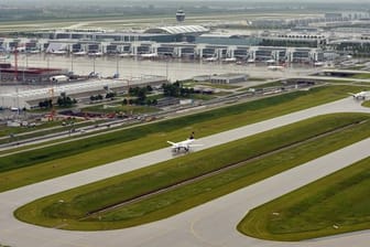 Ein Flugzeug fährt zu einer Startbahn am Flughafen München (Archivbild): Auch das Terminal 1 wird bald wieder genutzt.