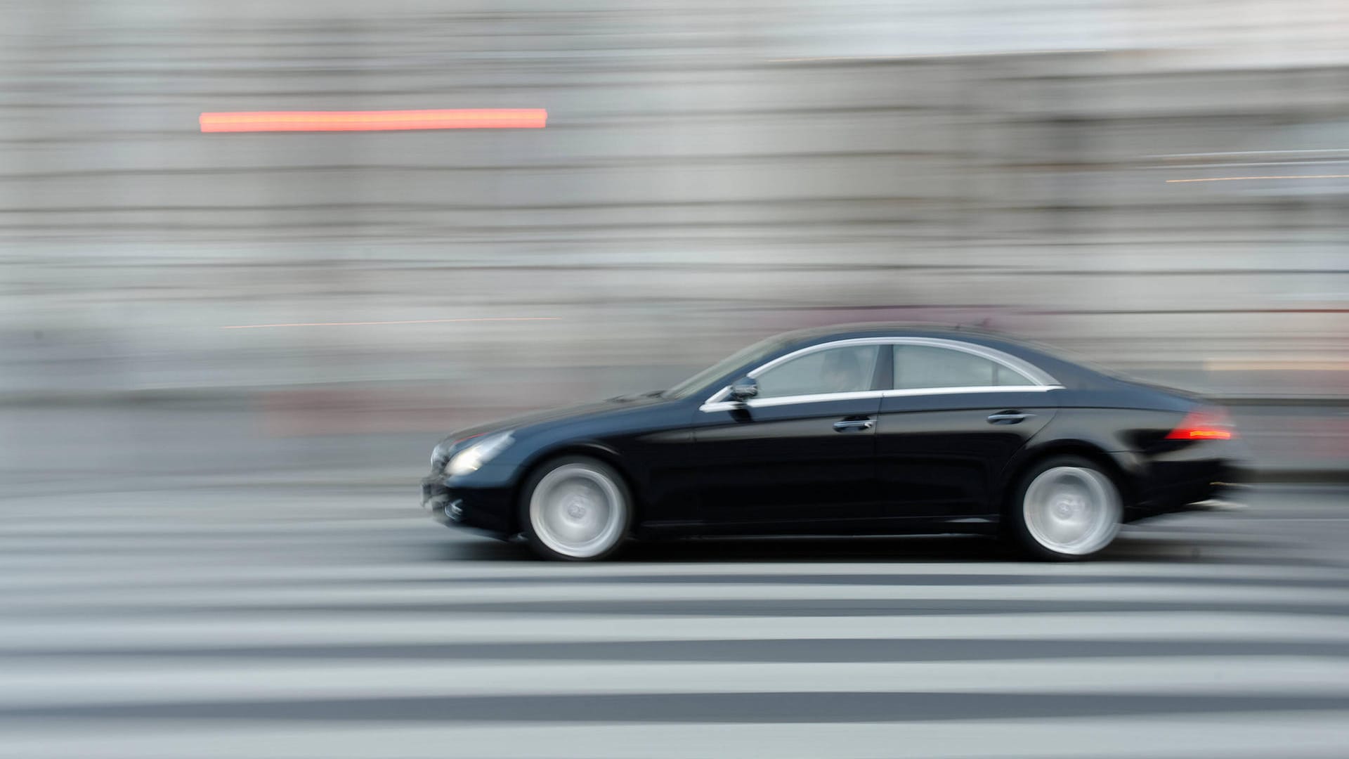 Ein Mercedes während der Fahrt (Symbolbild): Bei Bielefeld ist ein 18-jähriger Fahranfänger unter Drogen vor der Polizei geflohen.