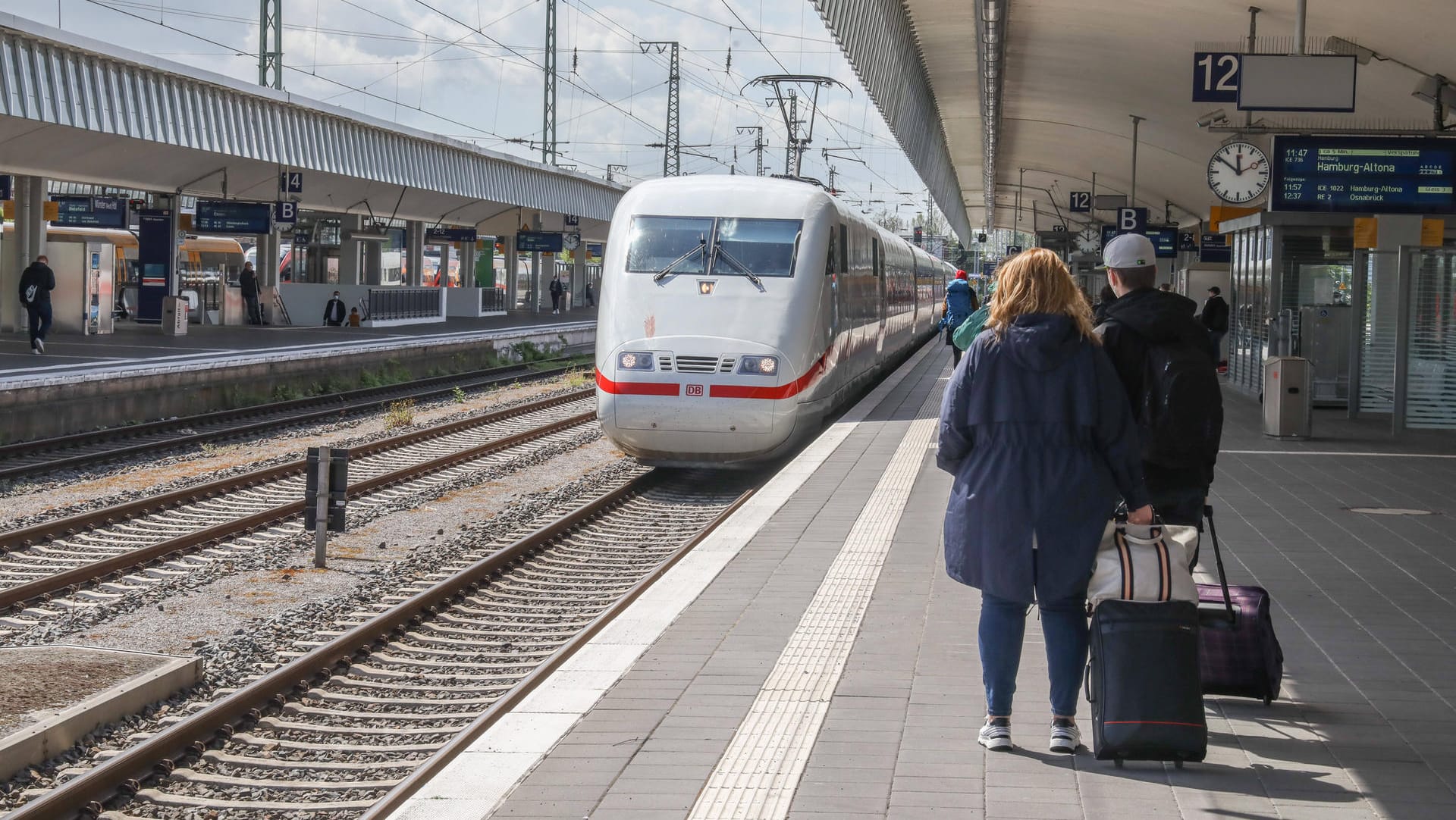 Längere Wartezeit (Symbolbild): Zu Beginn der Urlaubszeit müssen sich Bahnreisende auf Streiks einstellen.