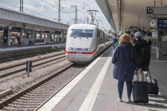 Längere Wartezeit (Symbolbild): Zu Beginn der Urlaubszeit müssen sich Bahnreisende auf Streiks einstellen.