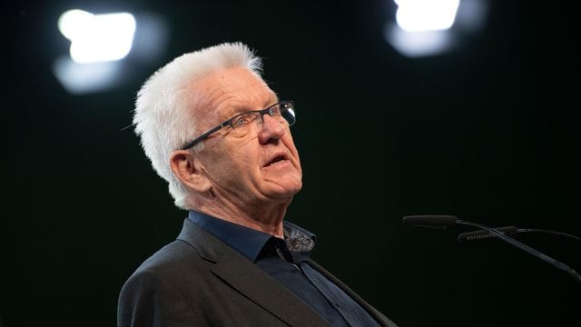 Winfried Kretschmann (Bündnis 90/Die Grünen), Ministerpräsident von Baden-Württemberg: Er verurteilt die Kritik von Union und SPD an Baerbock. Winfried Kretschmann (Bündnis 90/Die Grünen), Ministerpräsident von Baden-Württemberg: Er verurteilt die Kritik von Union und SPD an Baerbock.