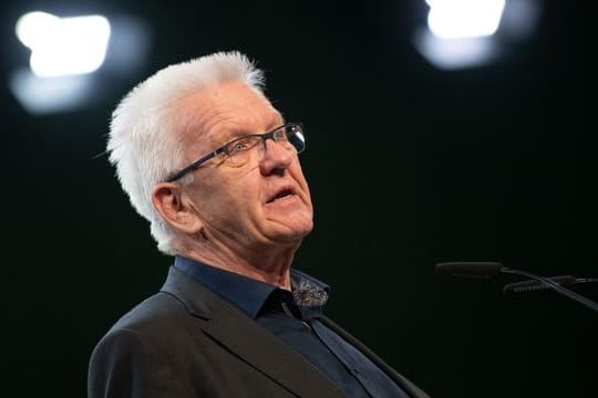Winfried Kretschmann (Bündnis 90/Die Grünen), Ministerpräsident von Baden-Württemberg: Er verurteilt die Kritik von Union und SPD an Baerbock.