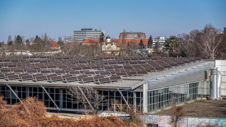 Eine Photovoltaikanlage auf dem Dach einer Sporthalle in Berlin-Wilmersdorf (Symbolbild): In Berlin kommt die Solarpflicht.