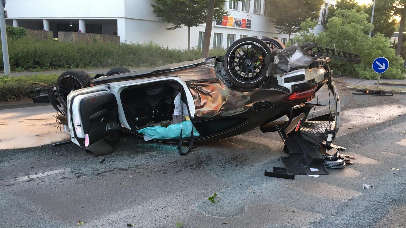 Der Mercedes-AMG nach dem Unfall: "Bei Eintreffen der Einsatzkräfte lag ein stark deformierter PKW auf dem Dach", heißt es im Bericht der Feuerwehr.