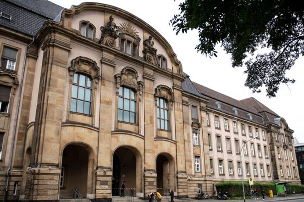 Das Landgericht Mönchengladbach, das zugleich Sitz des Amtsgerichts ist: Der Patient habe den Angeklagten beschimpft, bedroht und auf den Boden uriniert.