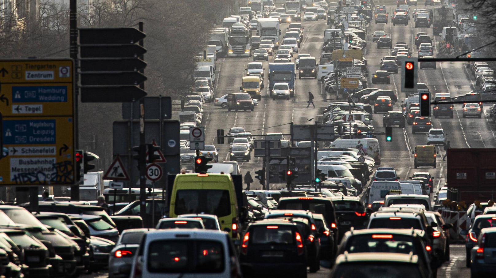 Verkehr in den Morgenstunden auf der B2 in Berlin (Archivbild): In der Hauptstadt sollen nach dem Willen des Senats "mittelfristig" innerhalb des Rings keine Diesel- und Benzinfahrzeuge mehr fahren.