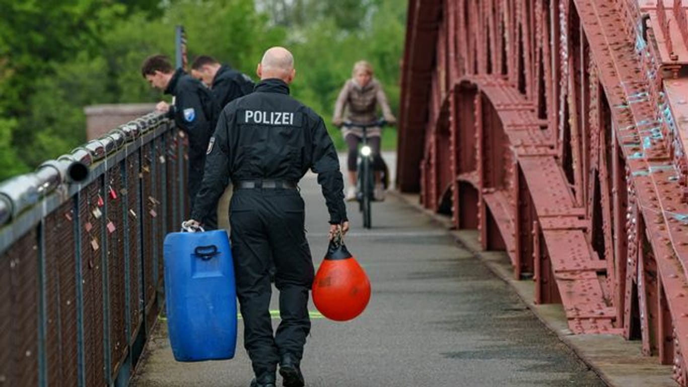 Einsatzkräfte der Polizei bei der Spurensuche auf der alten Levensauer Brücke in Dänischenhagen (Archivbild): Am 19. Mai sind drei Menschen in Dänischenhagen und Kiel erschossen worden.