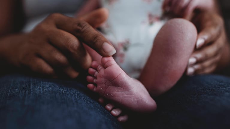 Füße eines Babys: Im Ultraschall waren zunächst nur acht Babys sichtbar (Symbolbild).