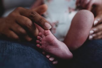 Füße eines Babys: Im Ultraschall waren zunächst nur acht Babys sichtbar (Symbolbild).