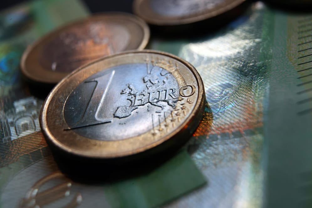 Euro-Münzen und 100-Euro-Banknoten (Symbolbild): Auch Privatpersonen sind vom Geldwäschegesetz betroffen.