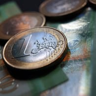 Euro-Münzen und 100-Euro-Banknoten (Symbolbild): Auch Privatpersonen sind vom Geldwäschegesetz betroffen.