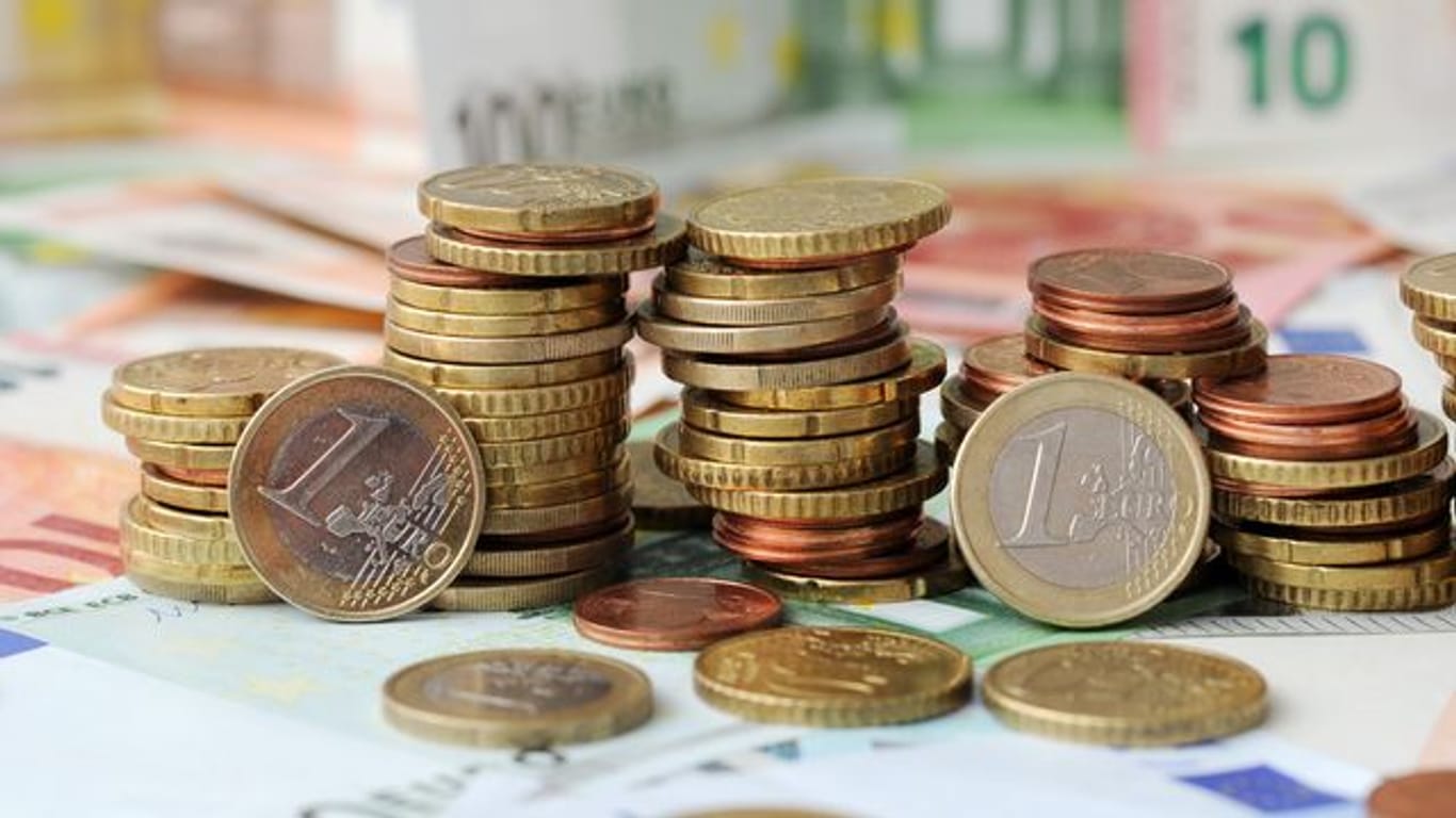 Euro-Münzen auf Euro-Banknoten.