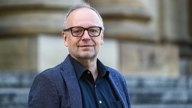 Burkhard C. Kosminski, Intendant des Schauspiels Stuttgart, steht vor dem Opernhaus (Archivbild): Er ist für mehr Aufgabenteilung in der Schauspielbranche.