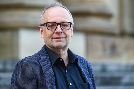 Burkhard C. Kosminski, Intendant des Schauspiels Stuttgart, steht vor dem Opernhaus (Archivbild): Er ist für mehr Aufgabenteilung in der Schauspielbranche.