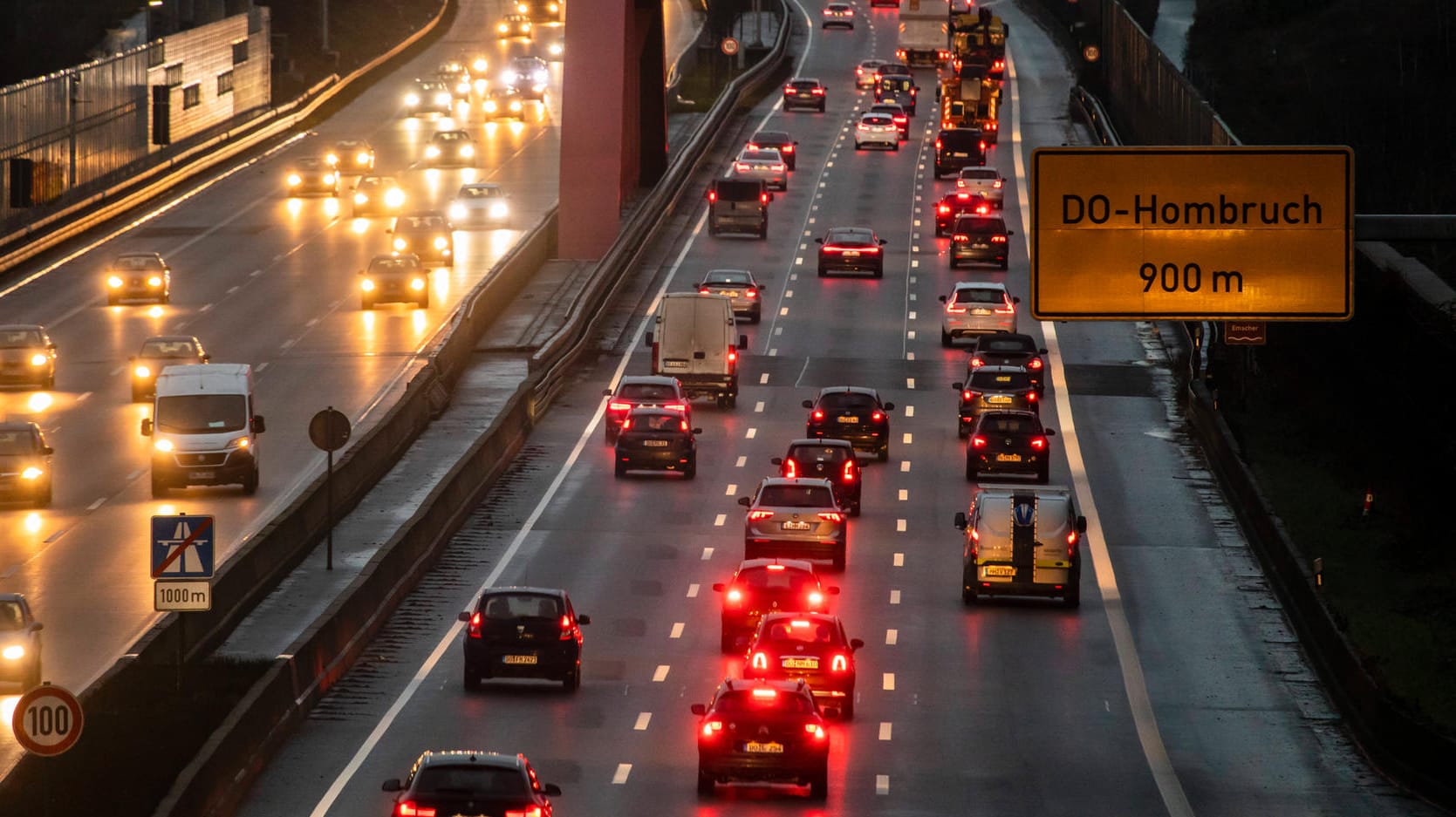Autos im Berufsverkehr auf dem Rheinlanddamm in Dortmund (Archivbild): Hier gibt es besonders viele Privatautos. Autos im Berufsverkehr auf dem Rheinlanddamm in Dortmund (Archivbild): Hier gibt es besonders viele Privatautos.