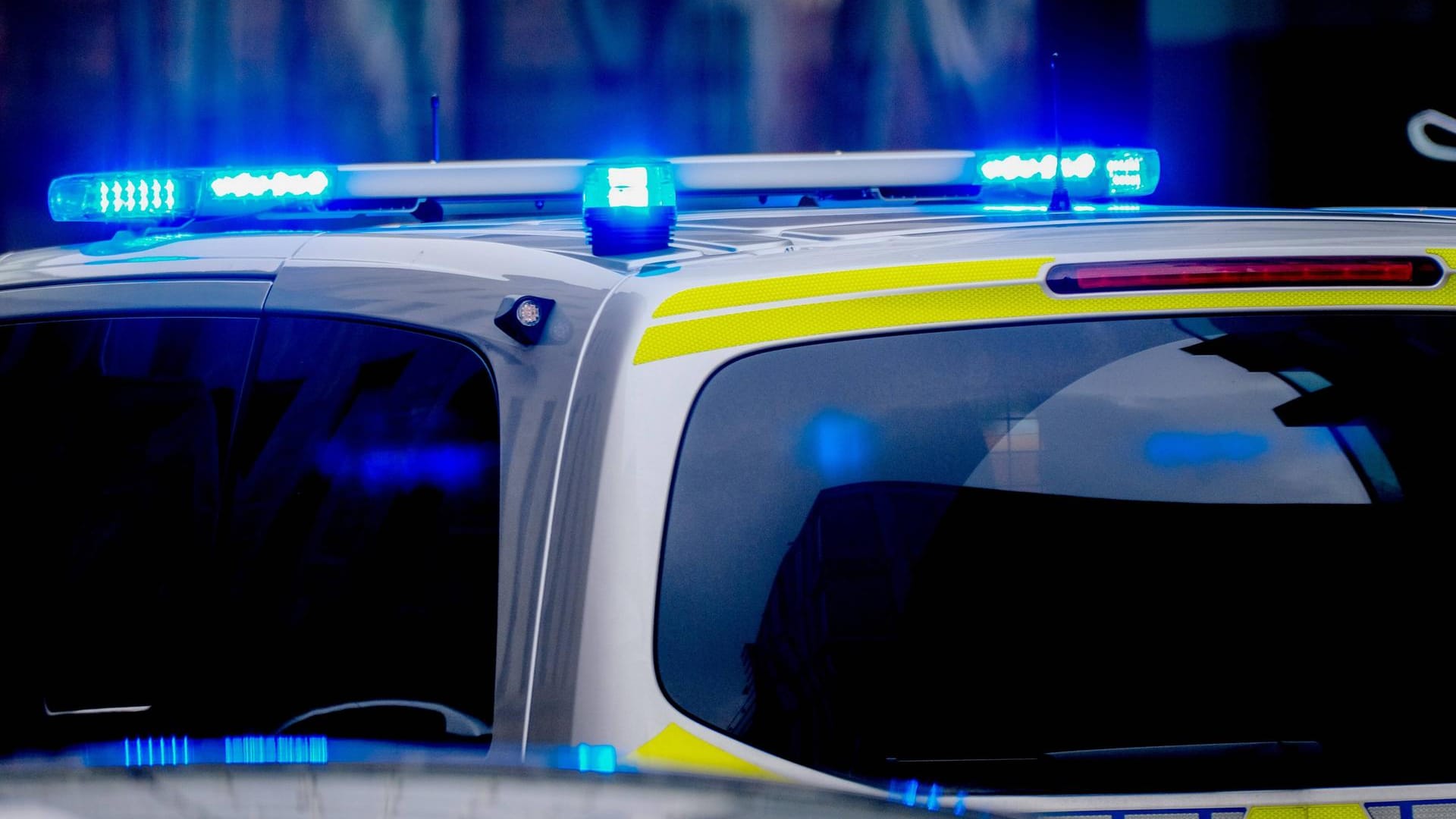 Blaulicht am Polizeiauto (Symbolbild): In Köln soll ein Friseursalon angegriffen worden sein. Blaulicht am Polizeiauto (Symbolbild): In Köln soll ein Friseursalon angegriffen worden sein.
