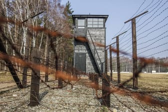 Wachturm und Stacheldraht in der Gedenkstätte des Konzentrationslagers Stutthof: Die Angeklagte lebt in Schleswig-Holstein.