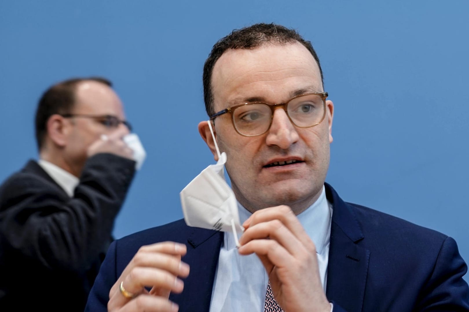 Jens Spahn legt eine Maske mit EU-Zertifizierung an: Für Behinderte und Obdachlose sollten hingegen Masken ohne EU-Zertifizierung reichen, fand sein Ministerium Medienberichten zufolge.