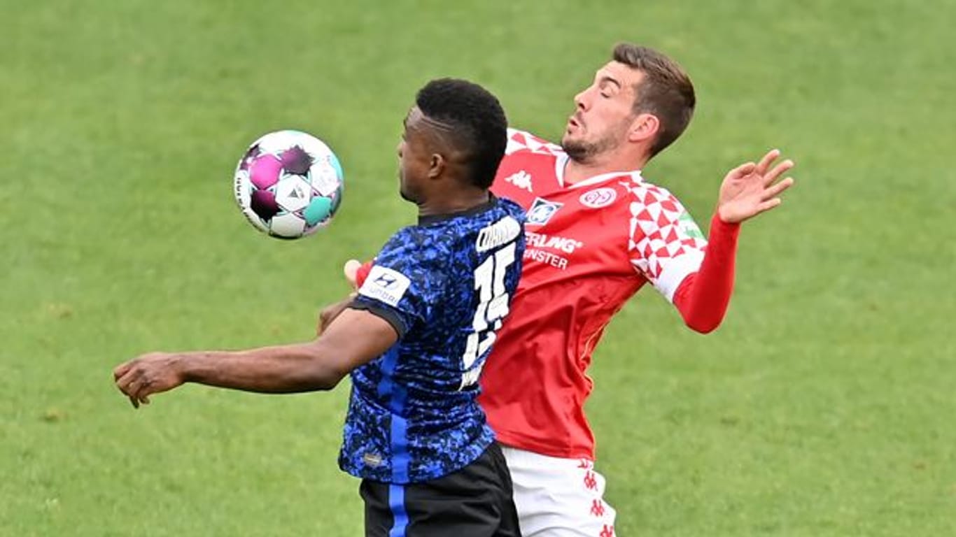 Herthas Jhon Córdoba (l) in Aktion gegen Stefan Bell von Mainz