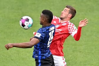 Herthas Jhon Córdoba (l) in Aktion gegen Stefan Bell von Mainz