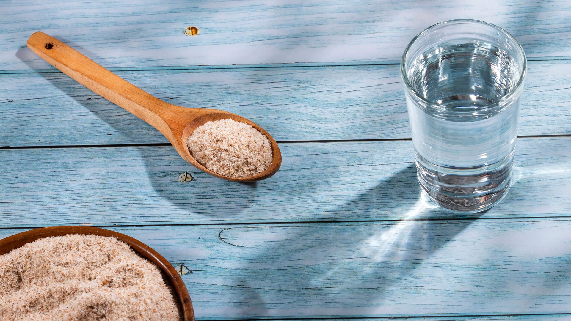 Flohsamen und Wasser: 1 Teelöffel Flohsamenschalen in einem Glas Leitungswasser quellen lassen, austrinken und zusätzlich über den Tag verteilt genug trinken – dadurch wird der Stuhl weicher.