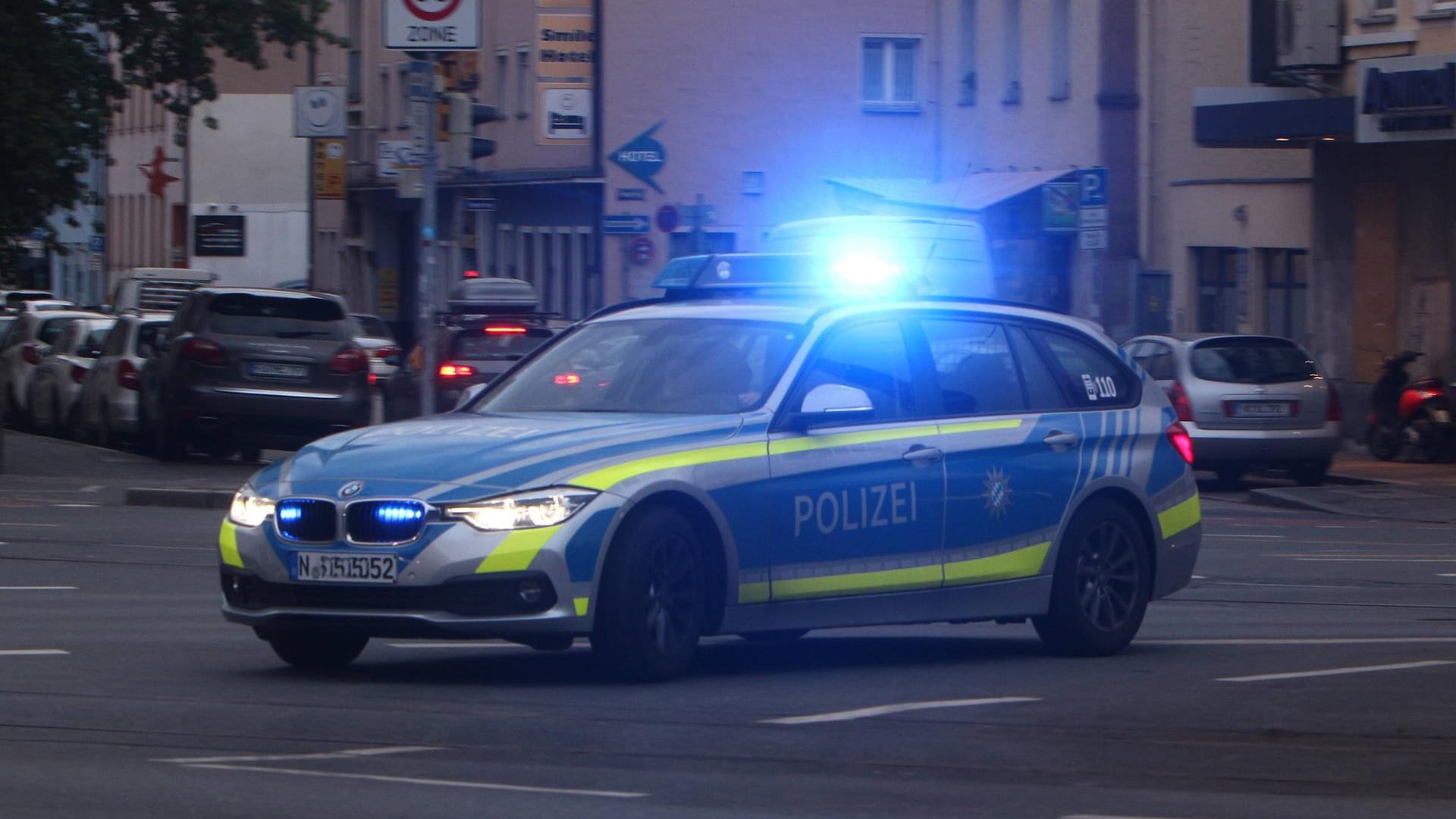 Ein Streifenwagen während der Fahrt (Symbolbild): In Hagen ist ein Streit unter Nachbarn eskaliert.