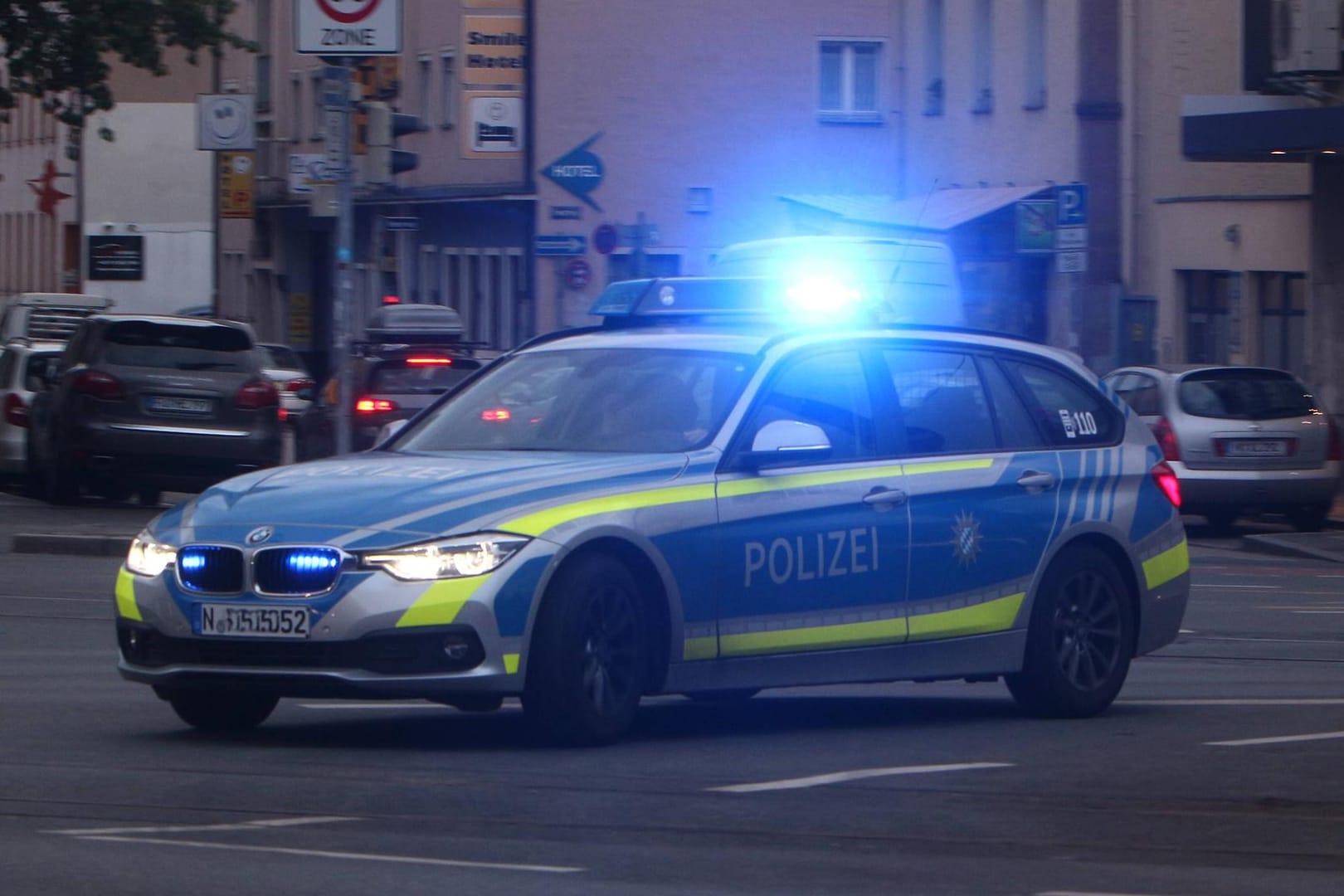 Ein Streifenwagen während der Fahrt (Symbolbild): In Hagen ist ein Streit unter Nachbarn eskaliert.